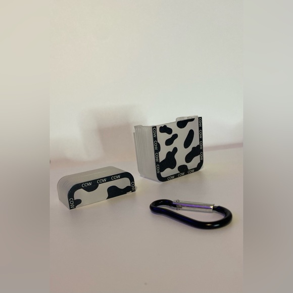 Black and white cow print air pod case (2nd generation) - Picture 3 of 4